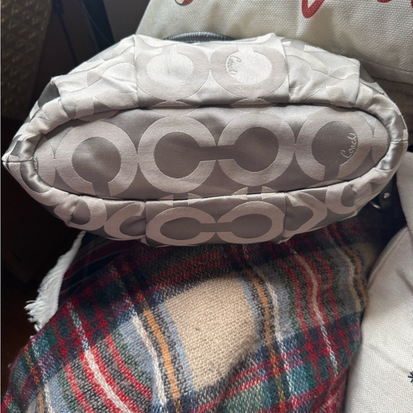 Beautiful Silver with Pink satin Lining Shoulder or Handbag. - Picture 6 of 16